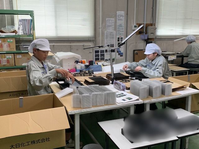 （2～5日目）モデリング、金型、成形、組立。一連の体験を通じてプラスチック射出成形の製品誕生の仕組みを知ってもらいました。