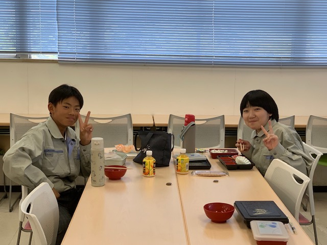（ランチタイム♪）ご飯を食べてピース✌